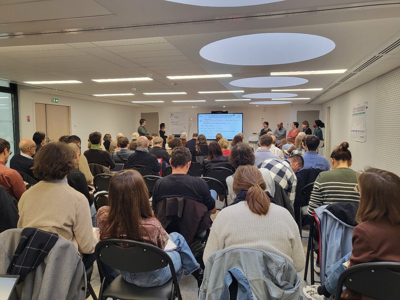 Une image contenant habits, homme, personne, femme
Le contenu généré par l’IA peut être incorrect.